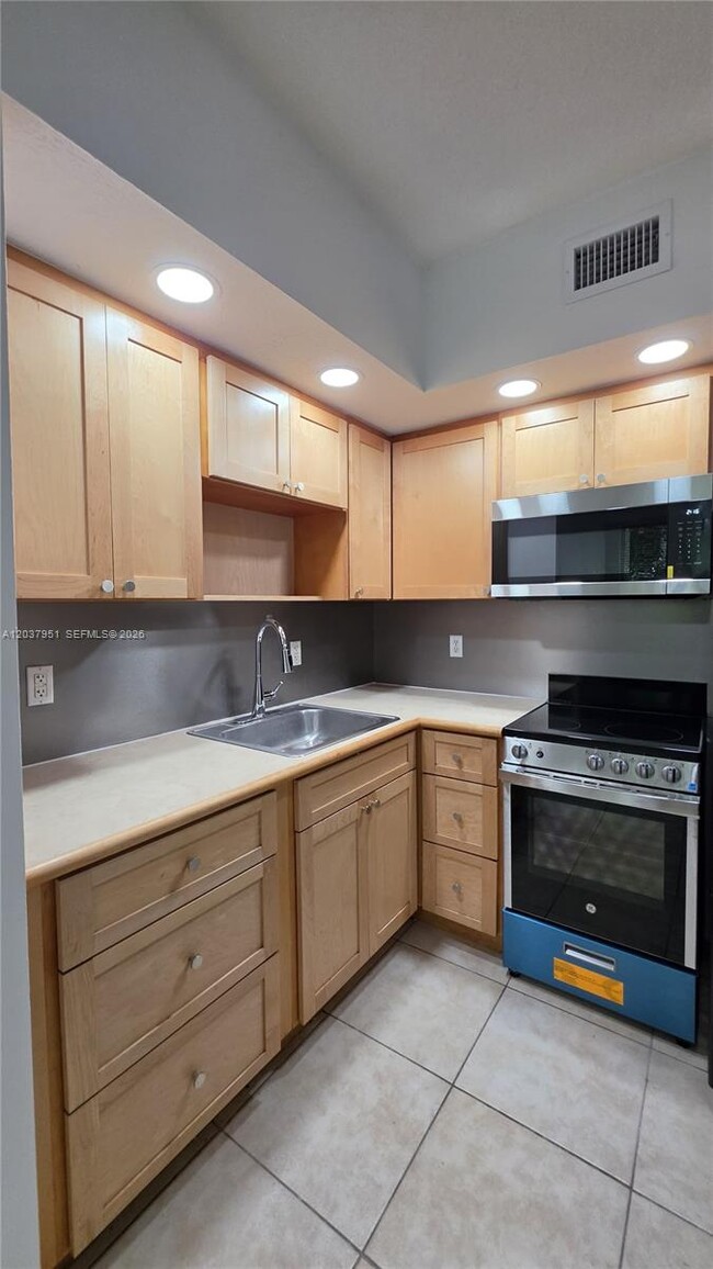 Building Photo - 2630 SW 28th St Unit 14
