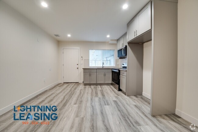 Building Photo - Bright and Beautifully Renovated Studio wi... Unit 37F Rental