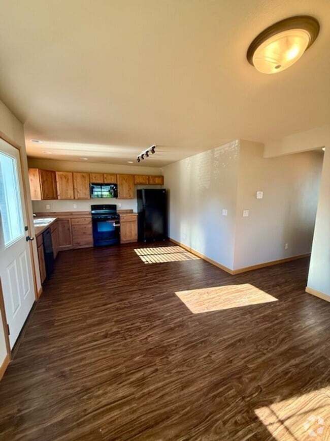 Building Photo - 3 Bedrooms 2 1/2 Bathroom Townhouse