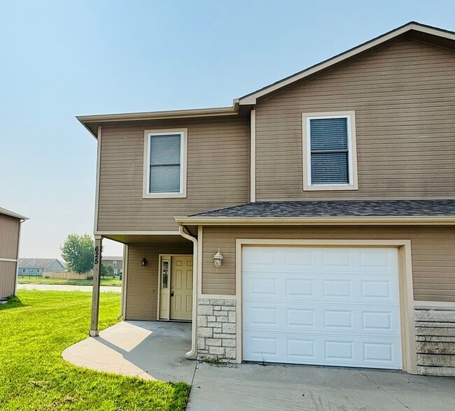 Building Photo - Spacious 4 Bed / 2.5 Bath in Quiet Neighborhood