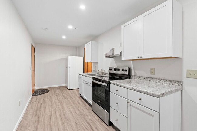 Entry / Kitchen - 3514 Grand Ave S