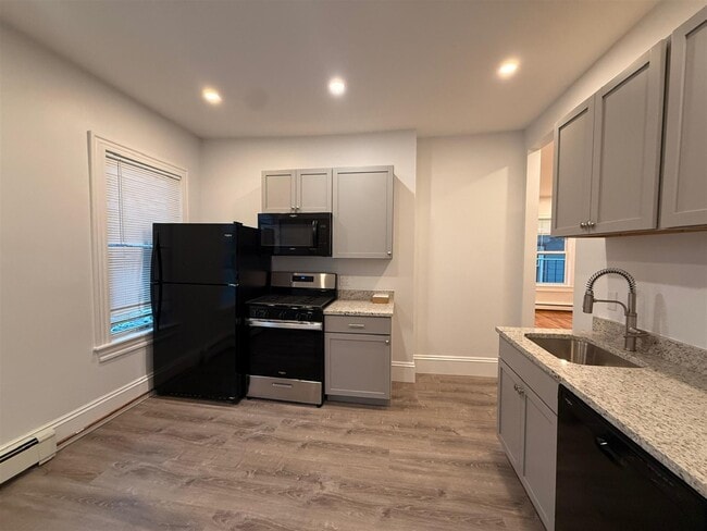 Building Photo - 76 Oak St Unit 2