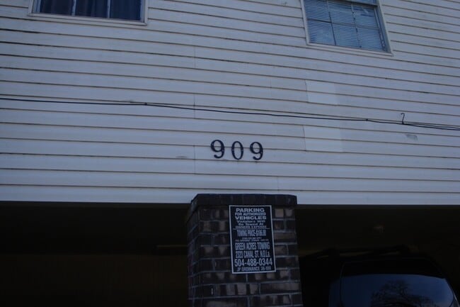 Building Photo - 909 E Monterey Ct