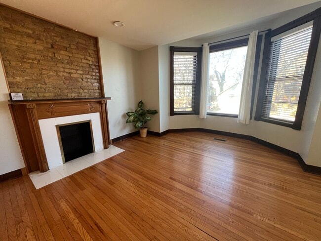 Building Photo - 919 Pleasant St Unit 1F
