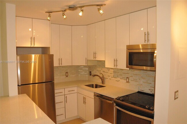 Building Photo - 10765 Cleary Blvd Unit 208