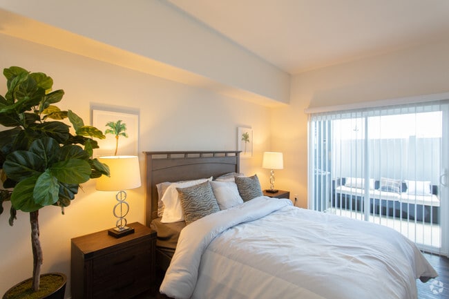 2 BR, 2 BA - 900 SF