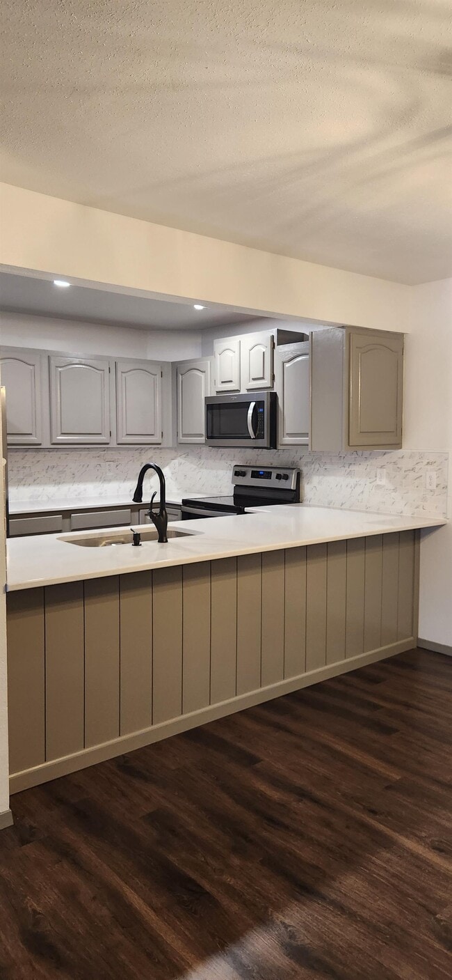 Building Photo - 3945 Fairway Hills Dr