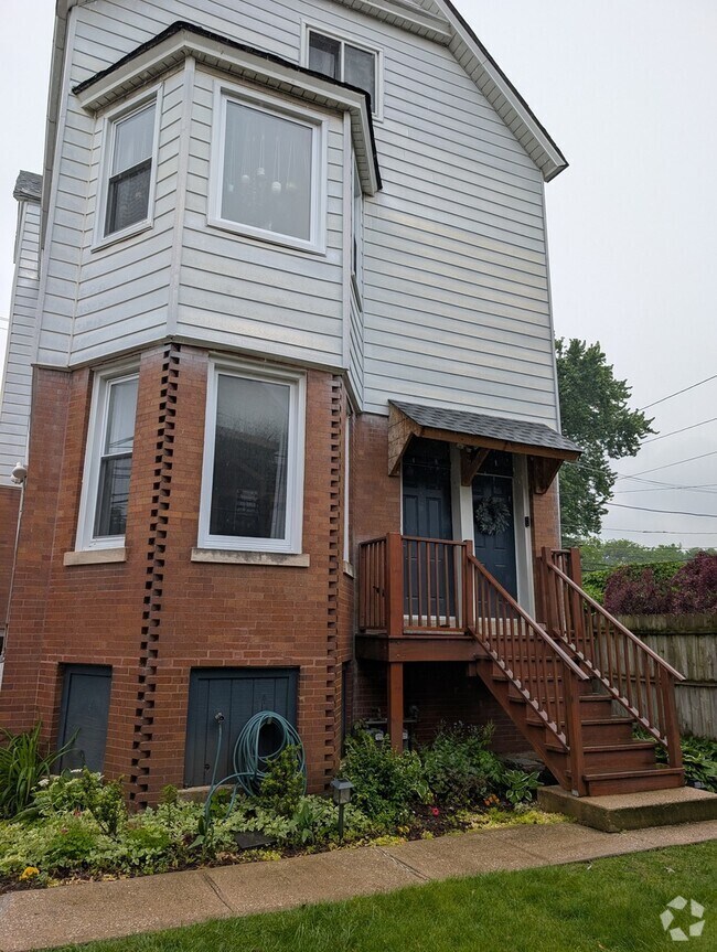 Building Photo - 2437 W Ainslie St Unit 1R Rental