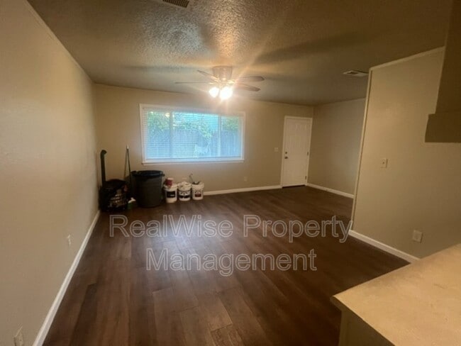 Photo - 723 SW Bridge St