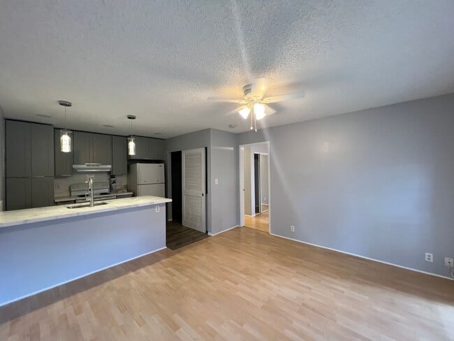 Building Photo - Upstairs Corner Unit 6V