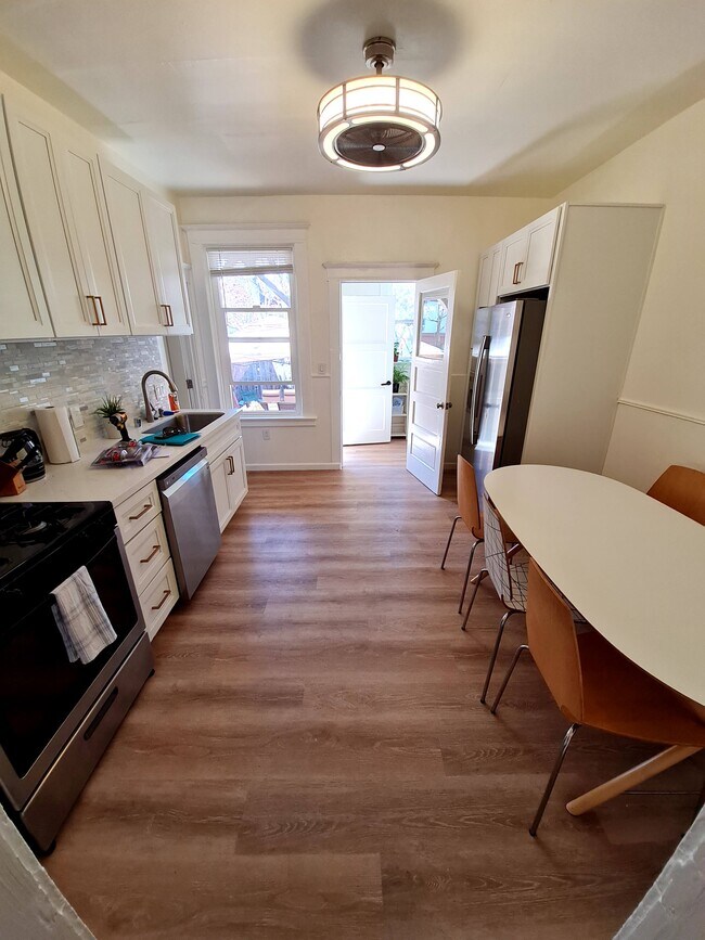 Kitchen - 135 E Reed St Unit 135