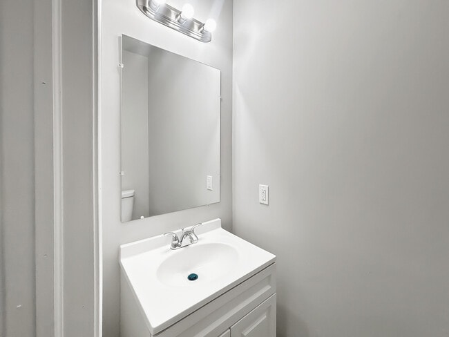 Photo - 1572 Carswell St