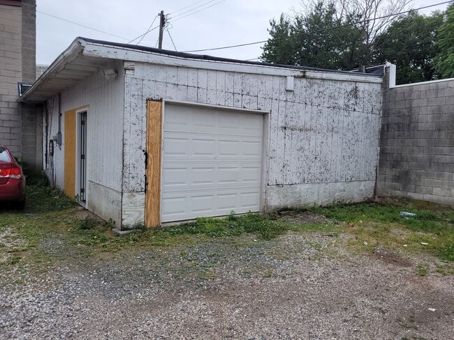 Building Photo - 565 W Market St Unit Garage Front