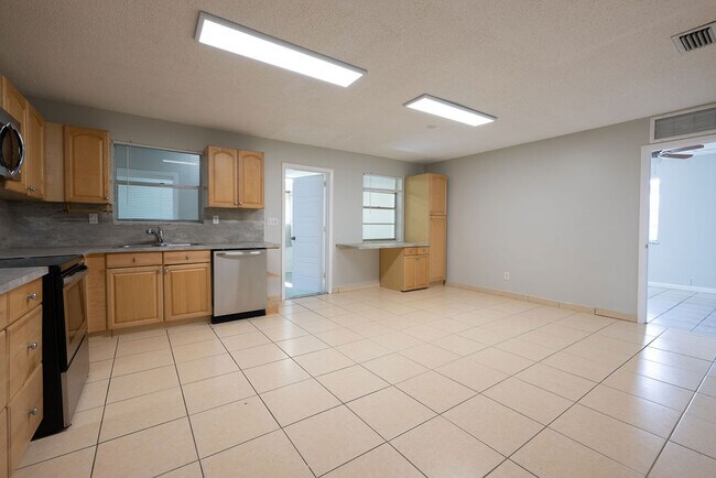Photo - 331 NE 49th St