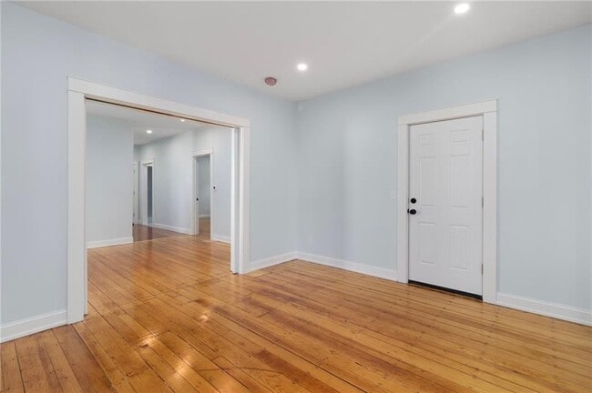 Photo - 43 E George St