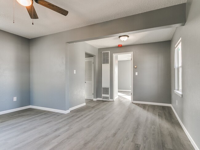 Photo - 615 N Kickapoo Ave
