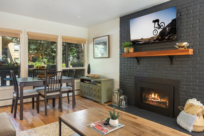 Building Photo - 909 Red Sandstone Rd Unit 2B Rental