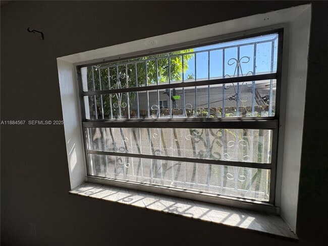 Building Photo - 2395 NW 4th St Unit 1