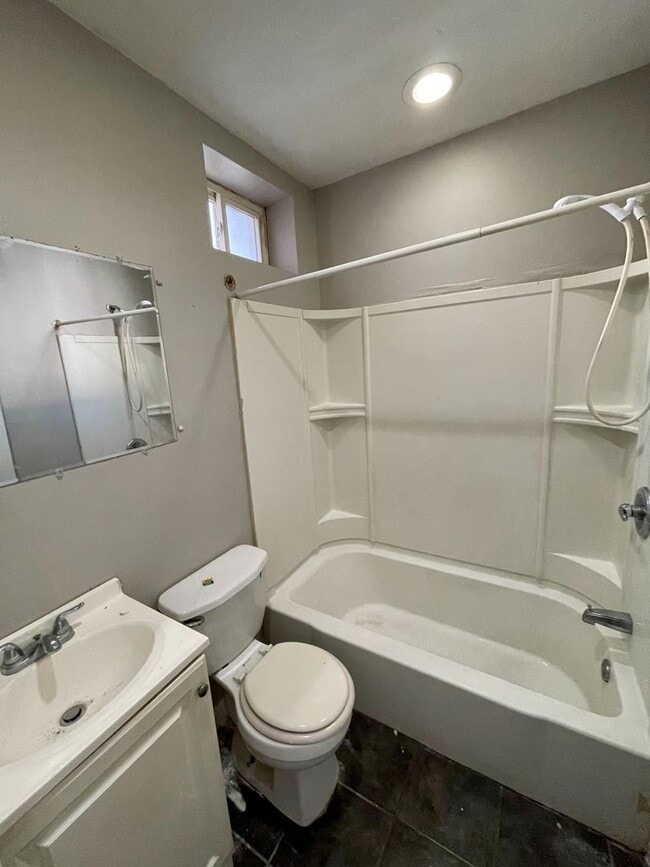 Building Photo - 2131 E Tioga St Unit 1st Floor