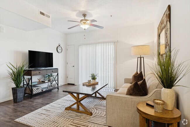 2BR, 2BA - 1,010SF