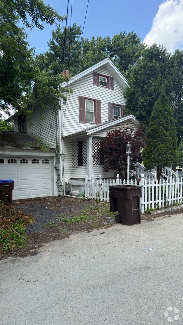 Building Photo - Large 2 bedroom home available now!