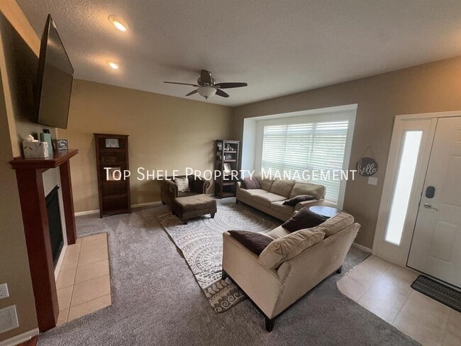 Photo - 332 NW Driftwood Dr