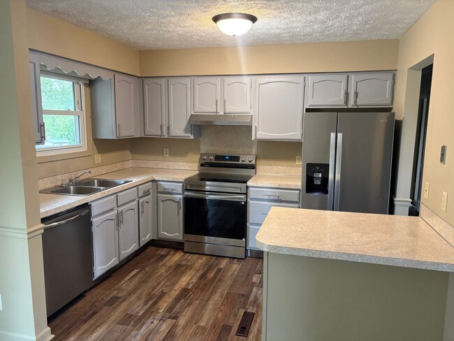Photo - 3 bed/2 bath $2095