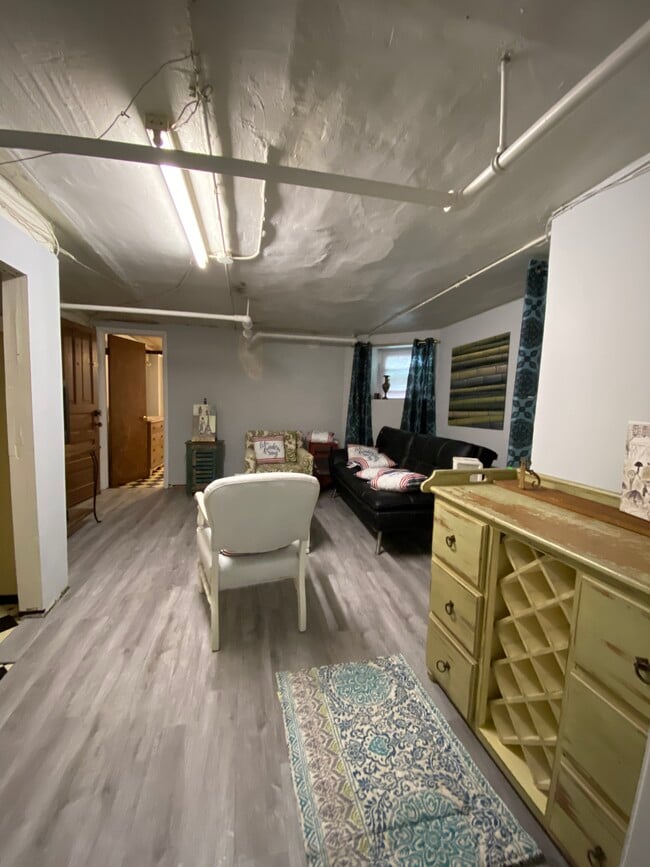 Building Photo - 1620 W Thome Ave Unit Best