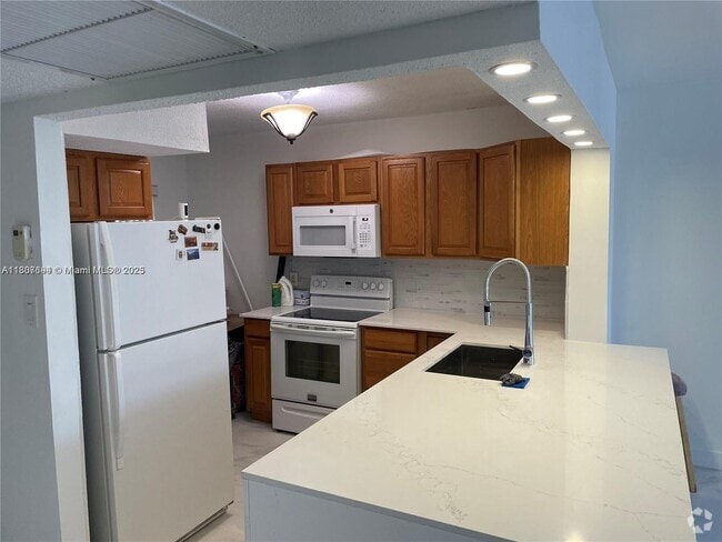 Building Photo - 9420 Poinciana Pl Unit 314 Rental
