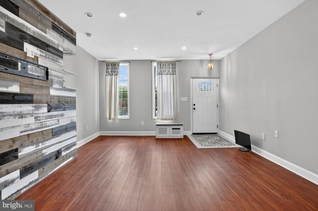 Photo - 2319 E Somerset St