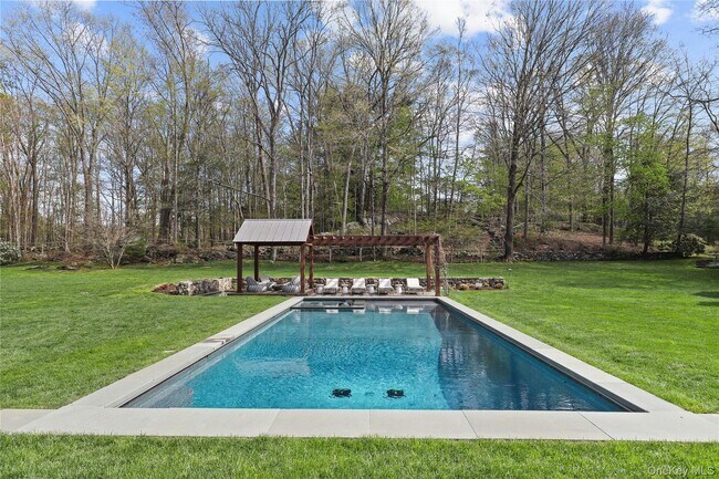 Photo - 10 Upland Rd N