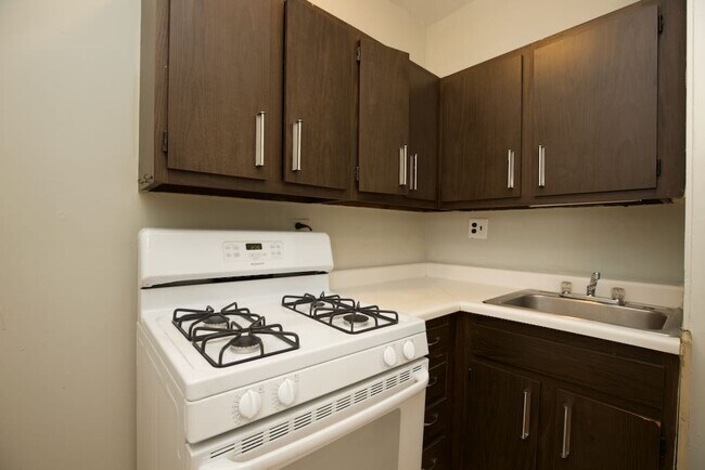 Photo - 3722 N Pine Grove Ave Unidad E4
