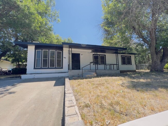 Building Photo - Newly Remodeled 4 Bedroom/1 Bathroom Home