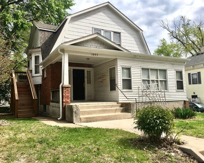 1203 E Walnut St Unidad D