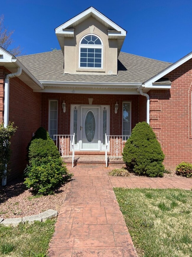 Photo - Beautiful Custom 3 bedroom, 2.5 bath home for lease in Poplar Bluff