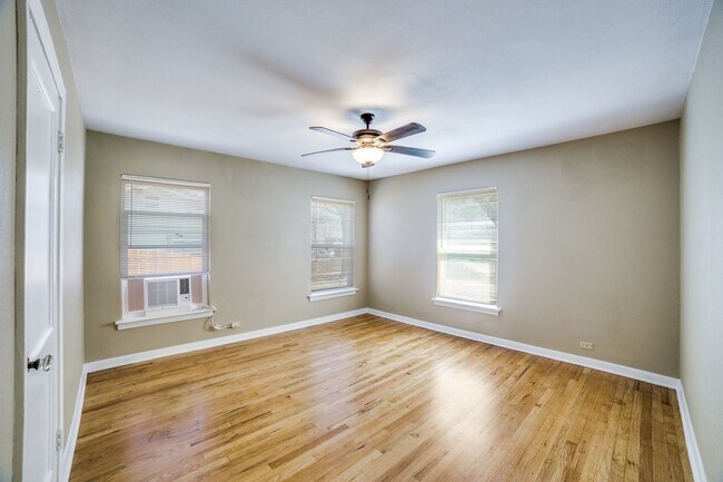 Photo - CHARMING MID-CENTURY HOME IN DELLVIEW