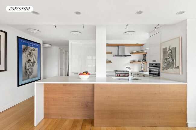 Photo - 45 W 67th St