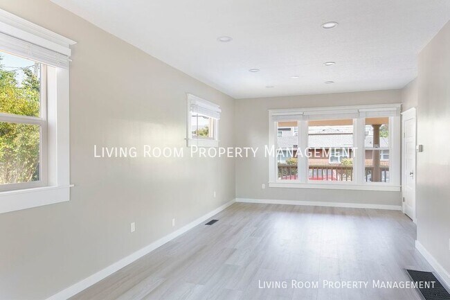 Photo - Steller Portland FourSquare With A Great Yard