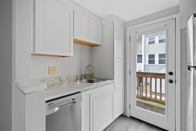 Kitchen - 721 N Poplar St Unit 5
