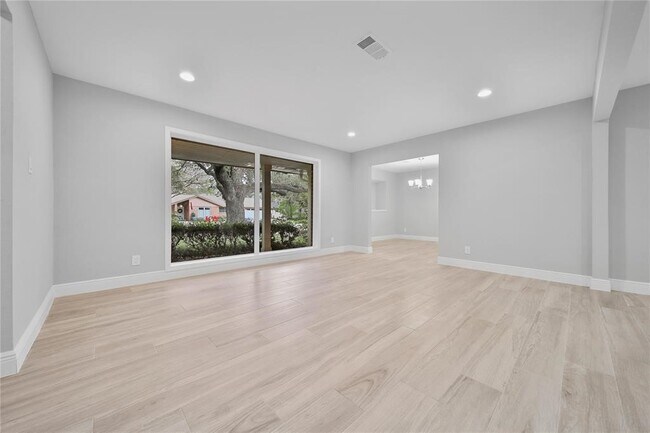 Photo - 5818 Paisley St