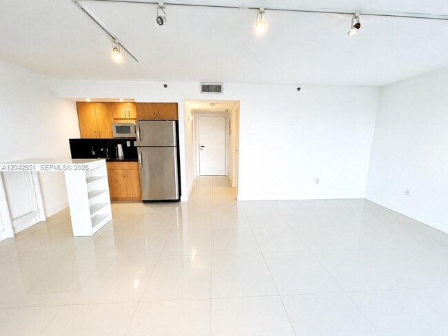 Building Photo - 555 NE 15th St Unit 403