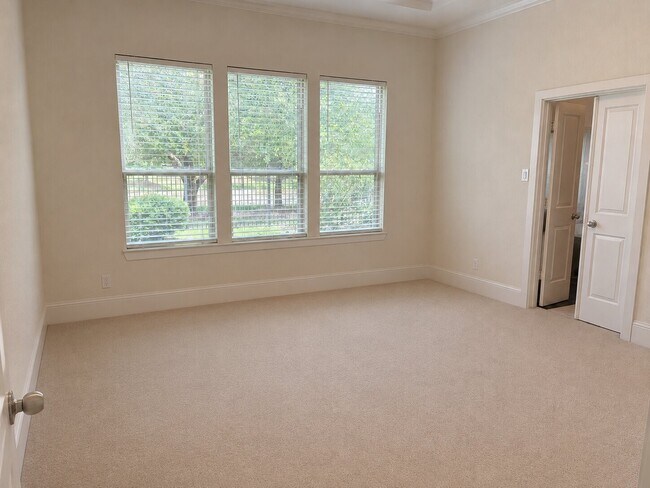 Photo - 515 Newington Ln