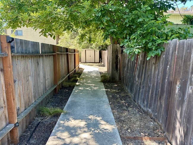 Photo - 111 California St