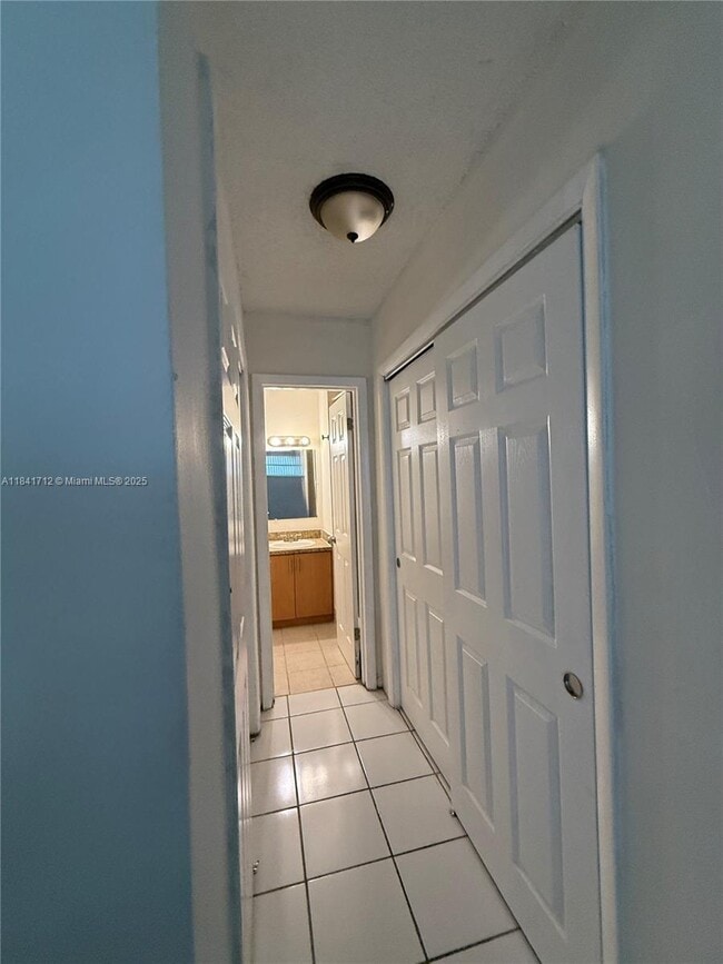 Building Photo - 17001 NE 9th Ave Unit 12C