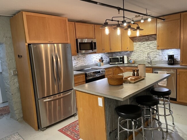 Building Photo - 418 W Callender St