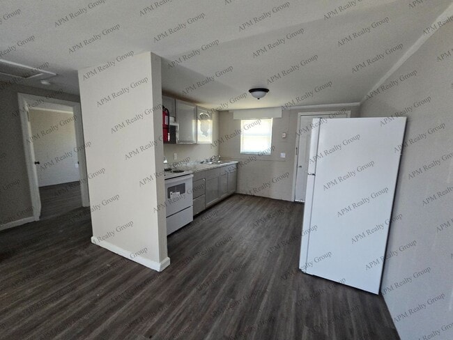 Building Photo - Renovated two bedroom near Harden Street - 50% first month.