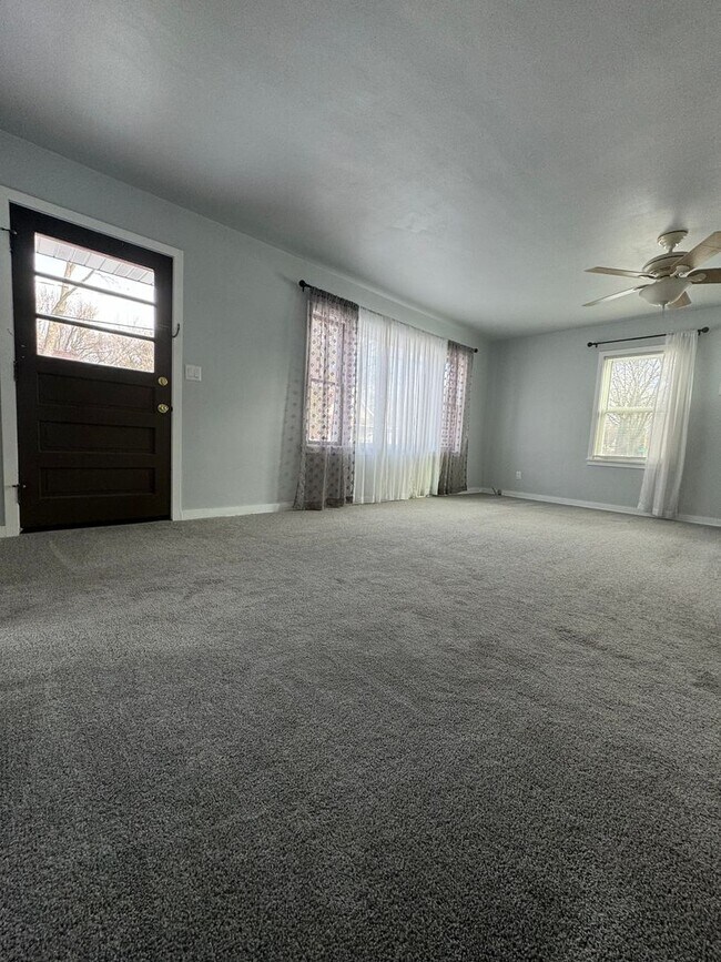 Photo - Beautiful 3 Bedroom 1 Bath Ranch Style Sin... House