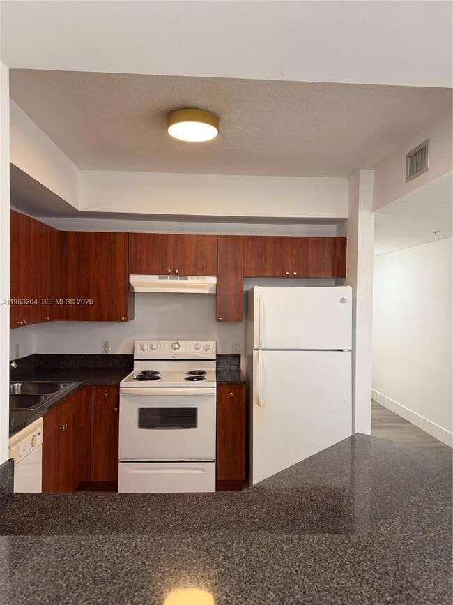 Photo - 115 SW 11th St Unidad 805