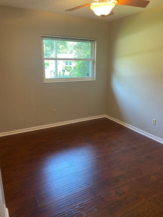 Lovely Single Family Home One Mile from Th... - Lovely Single Family Home One Mile from Th...