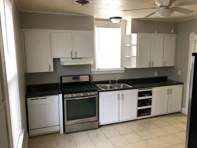 Photo - 2 bed/1 bath, 900 sq ft home!